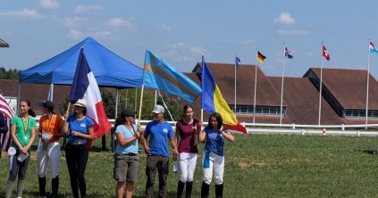 Két erdélyi fiatal a nemzetközi izlandi lovasok között